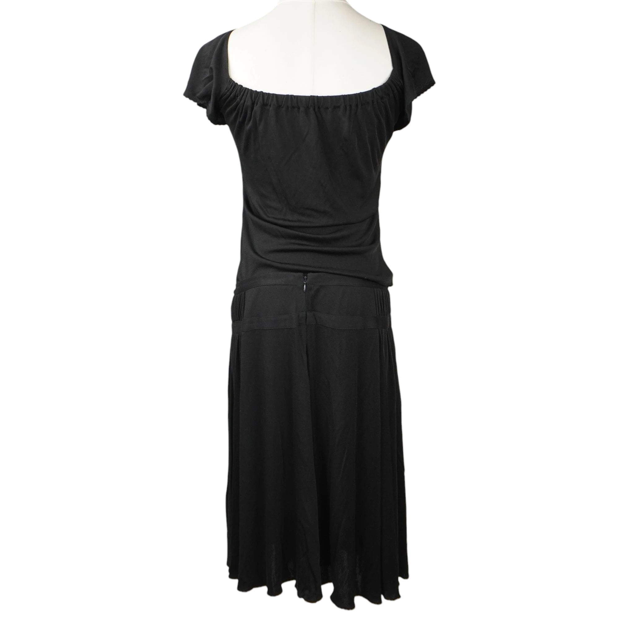 Vista posteriore del completo nero Moschino Cheap and Chic con scollo dritto elastico.