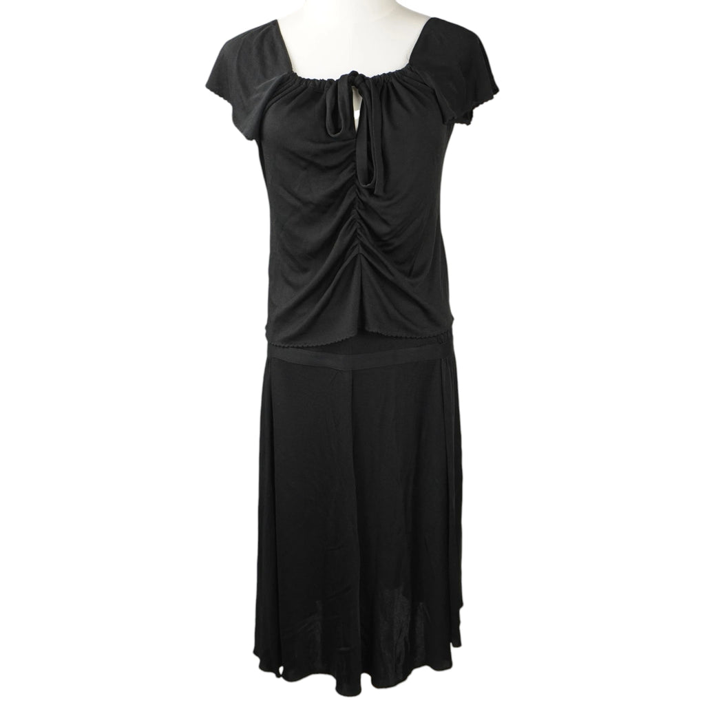 Completo due pezzi nero Moschino Cheap and Chic con top arricciato e gonna midi.