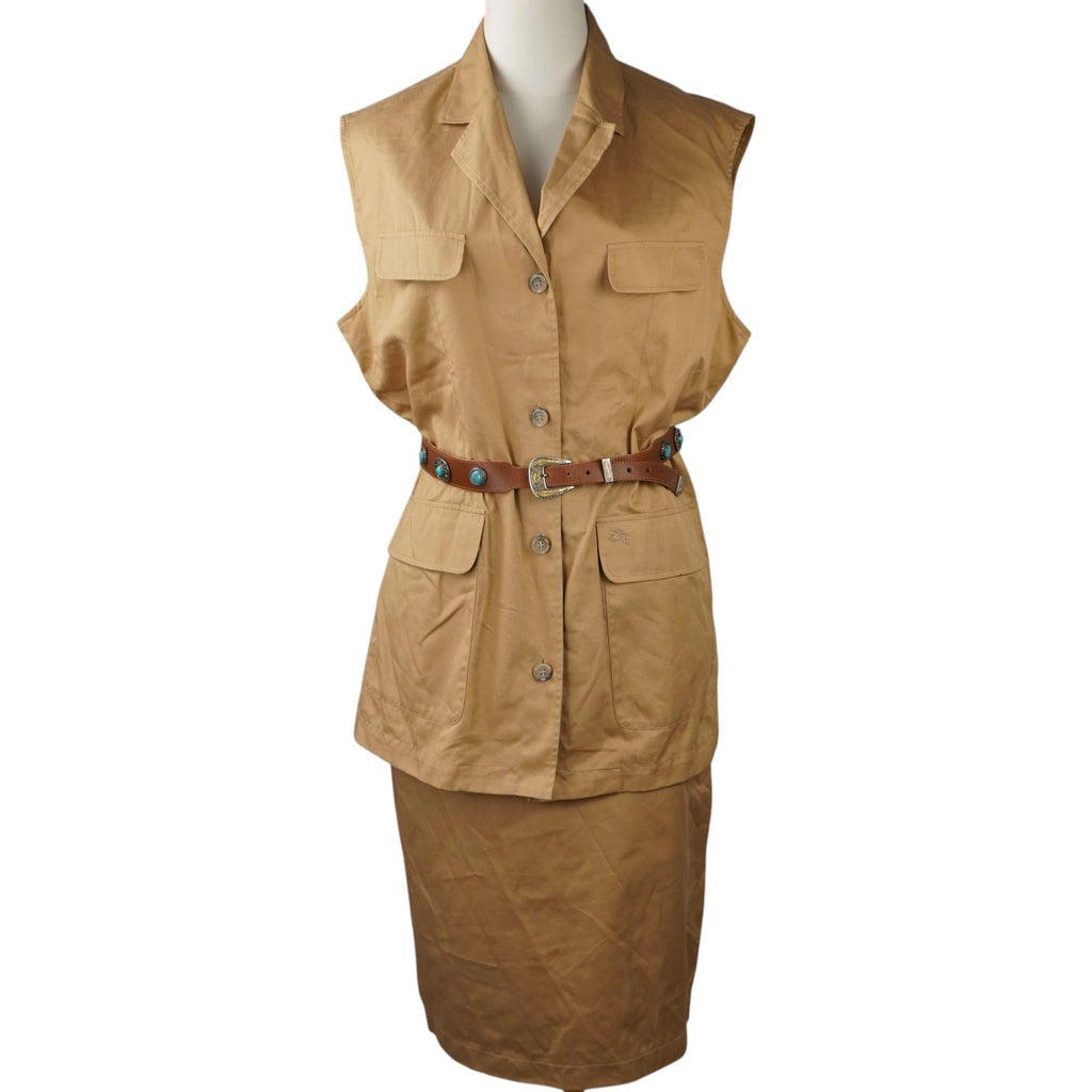  Completo vintage due pezzi Burberrys stile sahariana beige con gilet lungo multitasche e gonna midi coordinata su manichino.