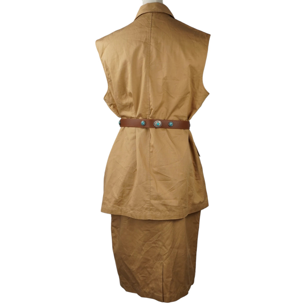 Vista posteriore del completo due pezzi vintage Burberrys in cotone beige che mostra il taglio dritto del gilet e della gonna midi.