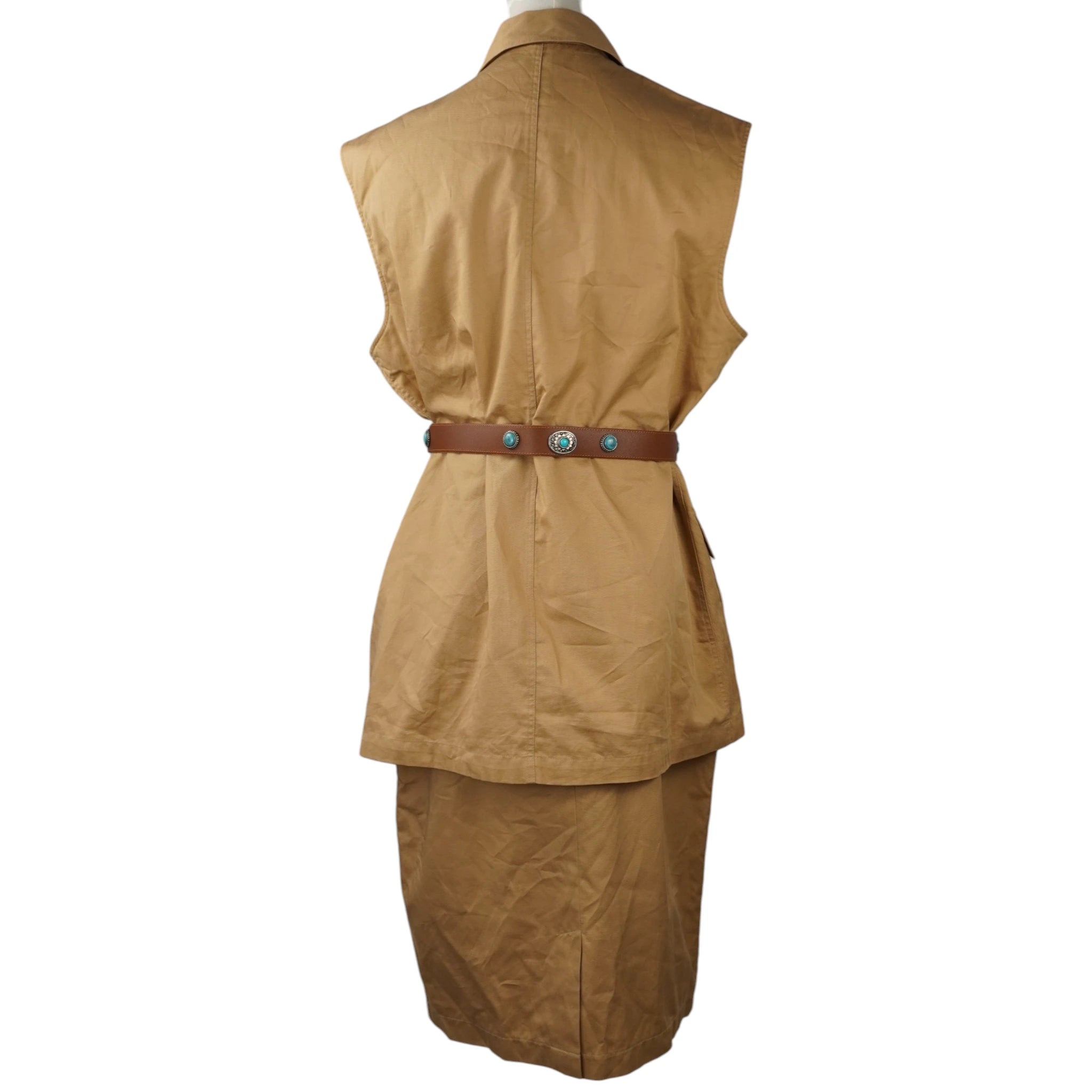 Vista posteriore del completo due pezzi vintage Burberrys in cotone beige che mostra il taglio dritto del gilet e della gonna midi.