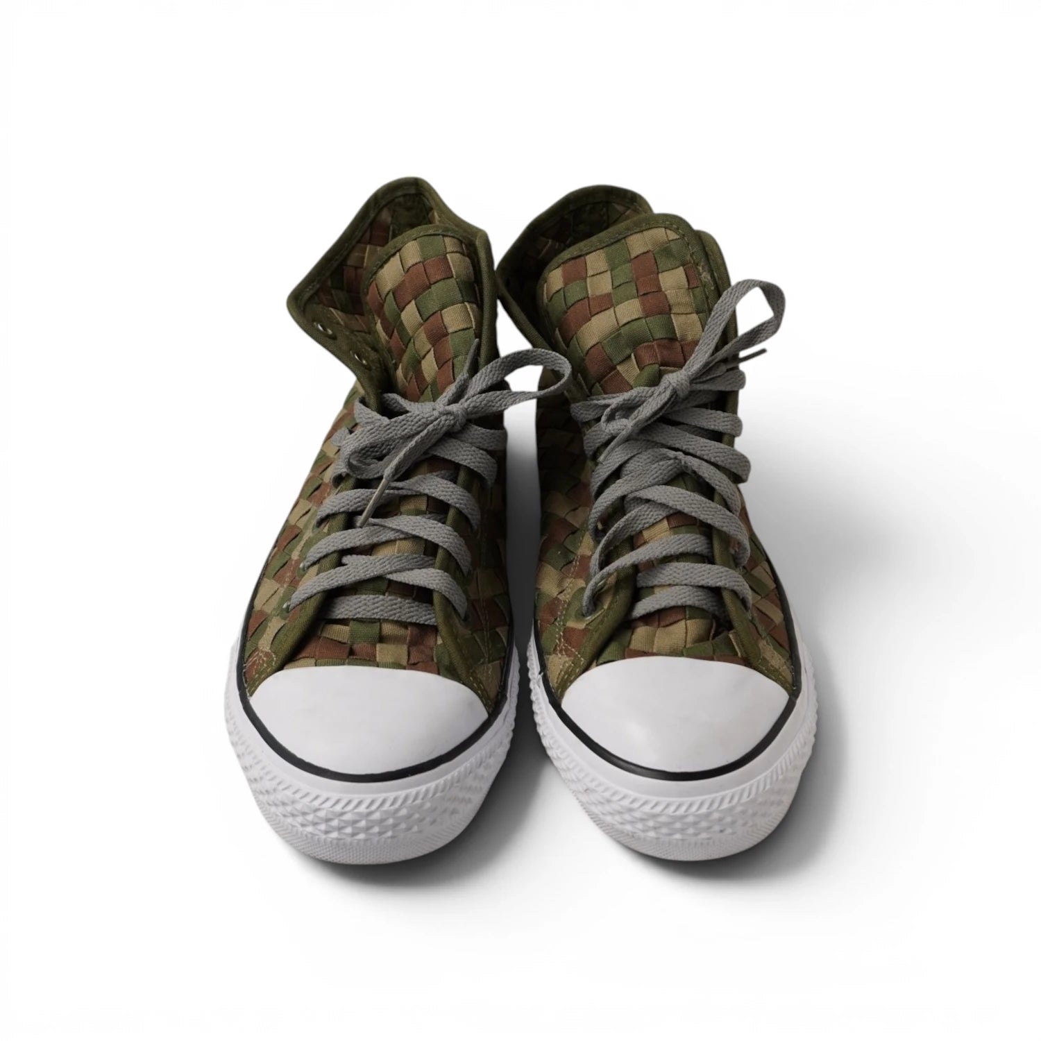 Coppia di sneakers Converse Chuck Taylor All Star Woven Camo High Top vista frontale su sfondo bianco.
