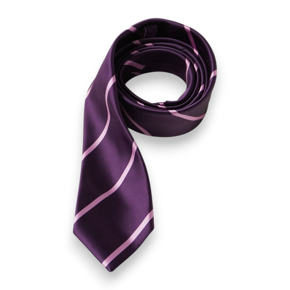 Cravatta vintage Egon von Fürstenberg viola melanzana a righe rosa chiaro stile regimental, arrotolata su sfondo bianco.