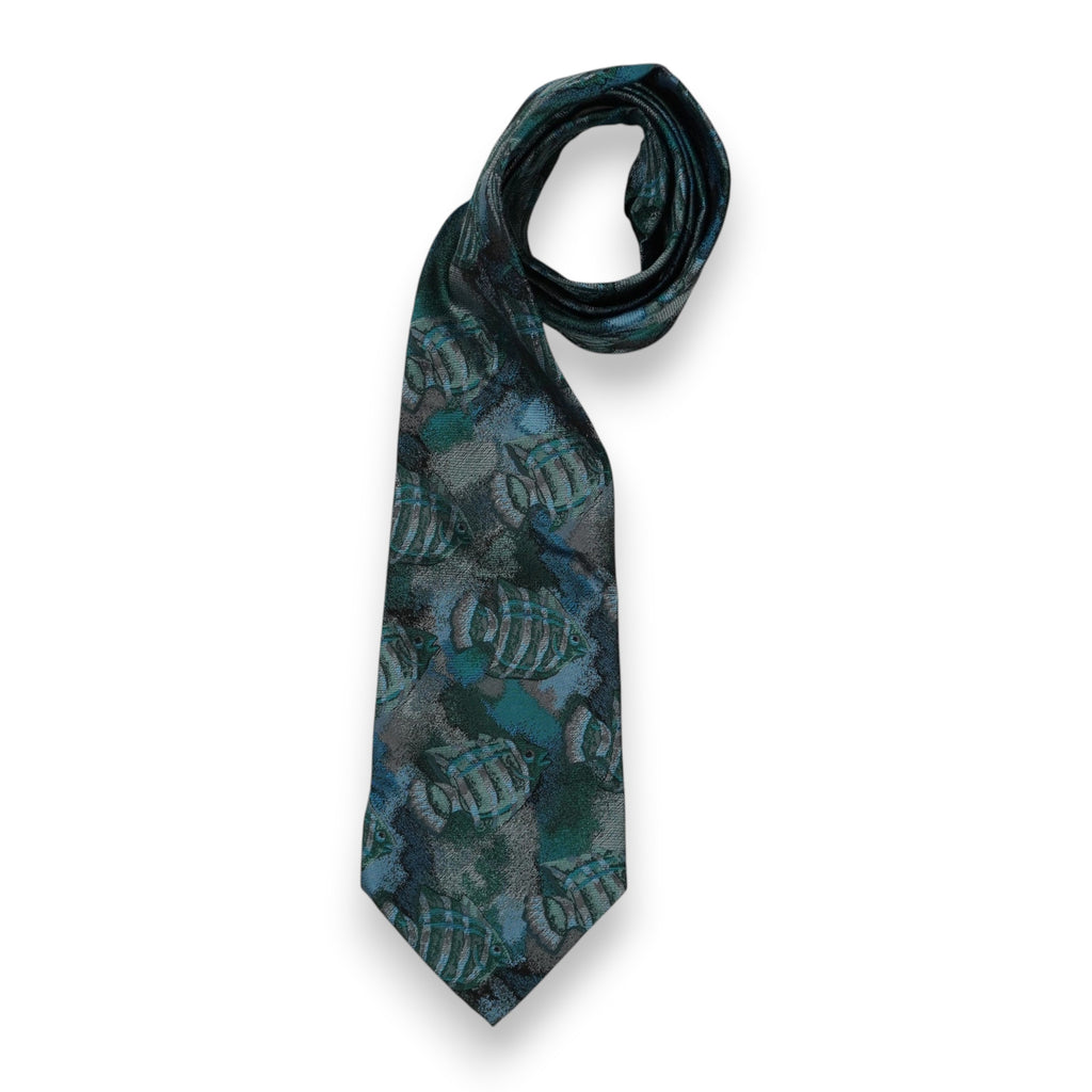 Cravatta vintage Fendi Roma in pura seta jacquard verde petrolio e blu con motivo a pesci su sfondo bianco.
