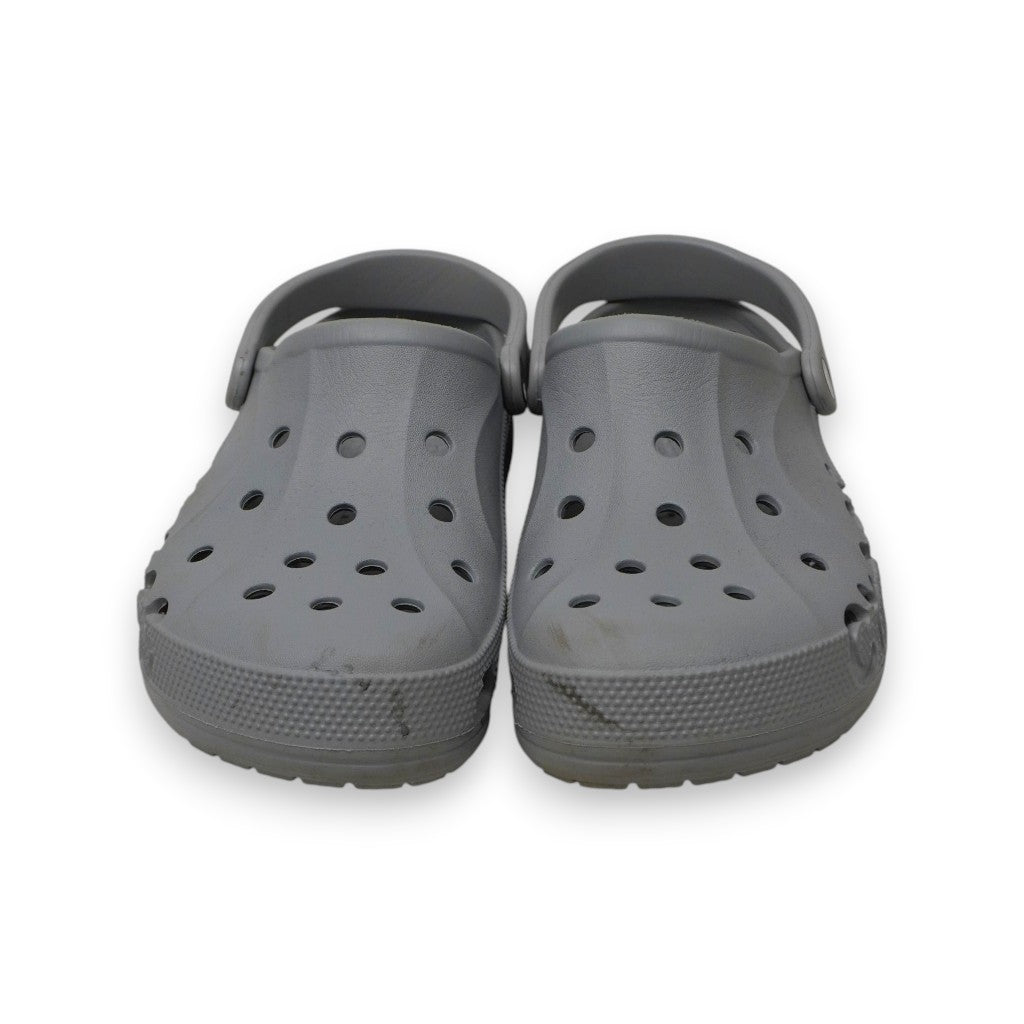 Vista frontale delle Crocs Baya Clog usate in colore grigio, che evidenzia i fori di ventilazione superiori e lievi segni di usura sulla punta.