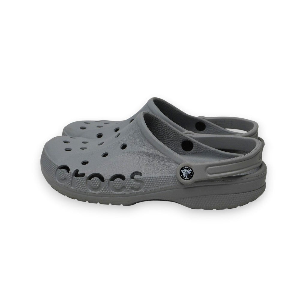 Vista laterale di un paio di sabot Crocs Baya Clog di colore grigio antracite usati, con l'iconico logo Crocs traforato sulla tomaia laterale.