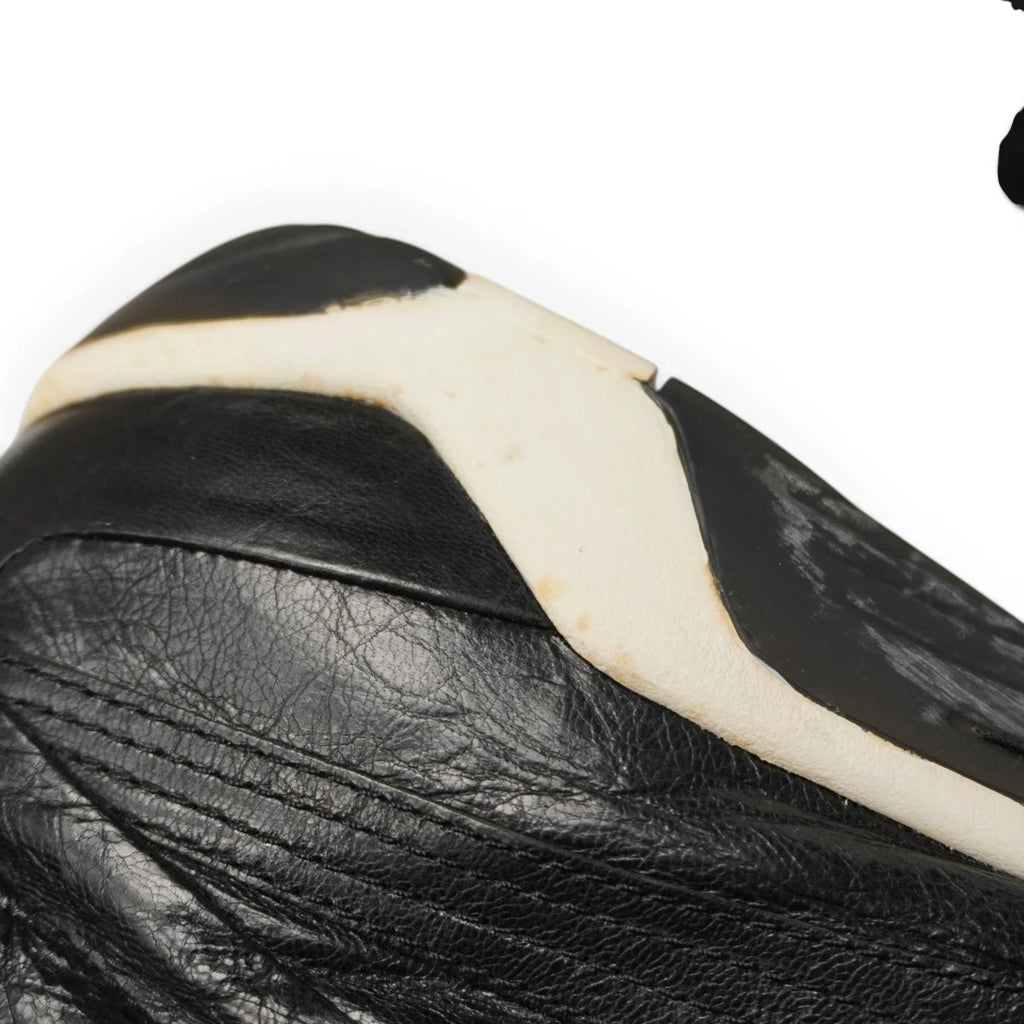 Dettaglio macro aloni ambrati e profilo sinuoso in gomma bicolore sneaker Puma x Alexander McQueen Scythe Mid