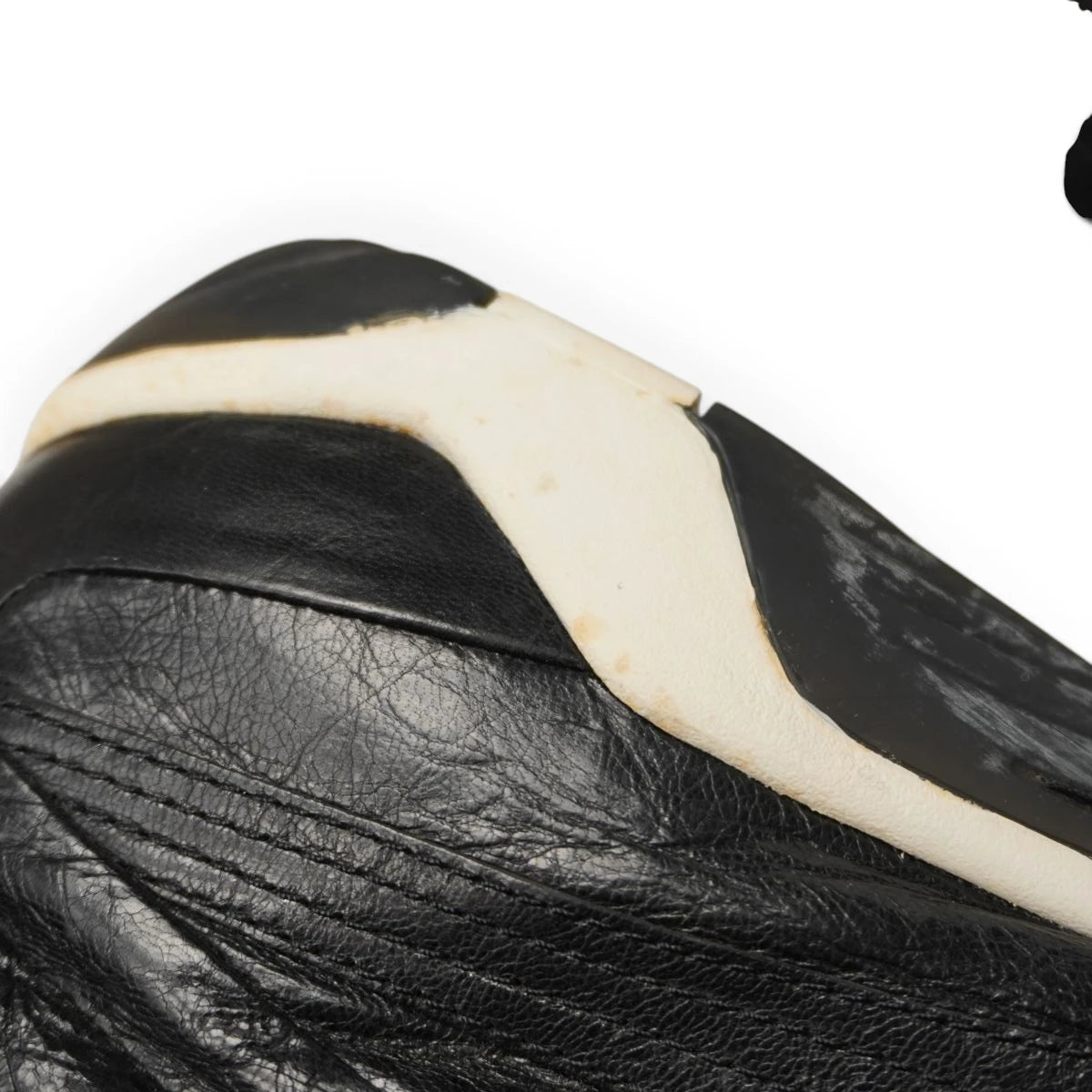 Dettaglio macro aloni ambrati e profilo sinuoso in gomma bicolore sneaker Puma x Alexander McQueen Scythe Mid