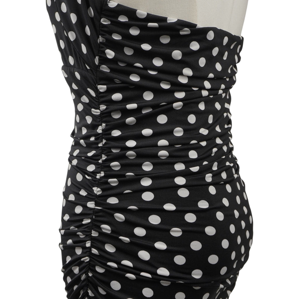Vista laterale ravvicinata del design ruched con arricciature modellanti sul fianco del vestito elasticizzato GUESS.