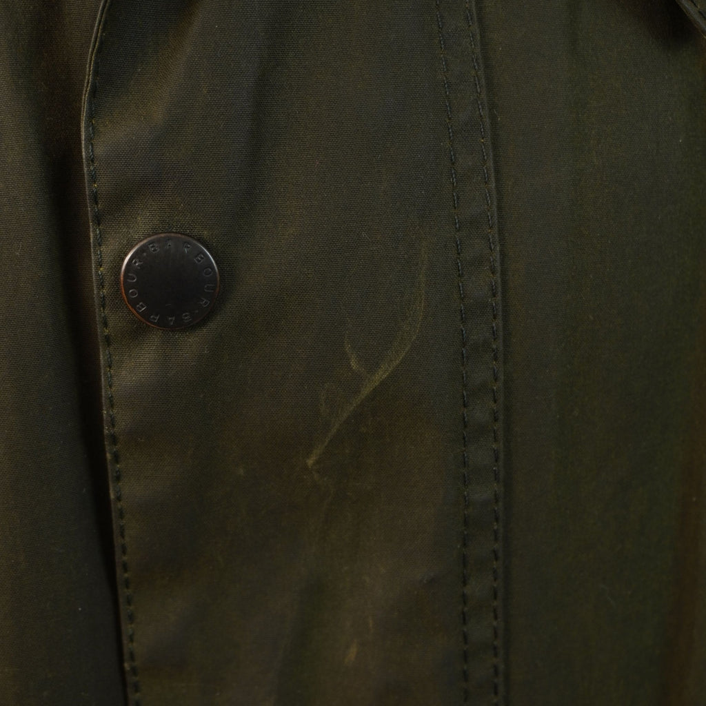 Particolare dei bottoni a pressione logati sulla patta protettiva antivento della giacca Barbour Beaufort.