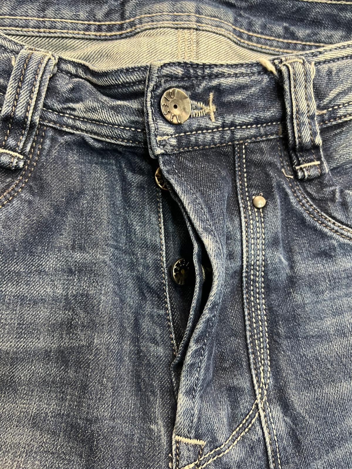 Jeans uomo Diesel Industry Timmen W32 L32, denim blu scuro effetto vissuto - dettaglio chiusura