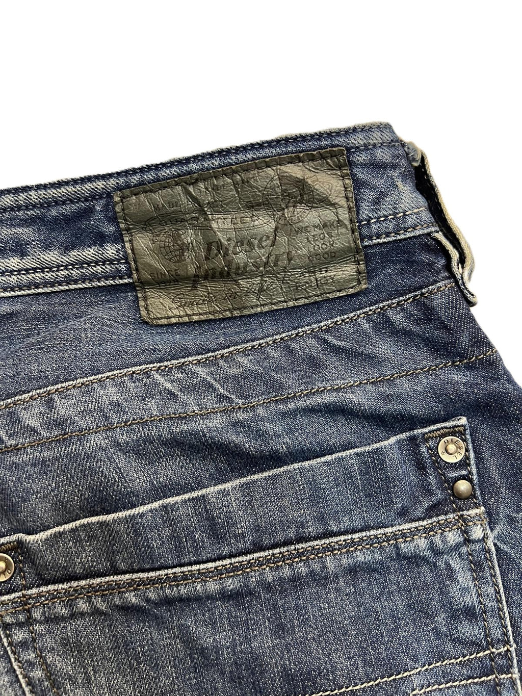 Jeans uomo Diesel Industry Timmen W32 L32, denim blu scuro effetto vissuto - dettaglio etichetta retro in pelle