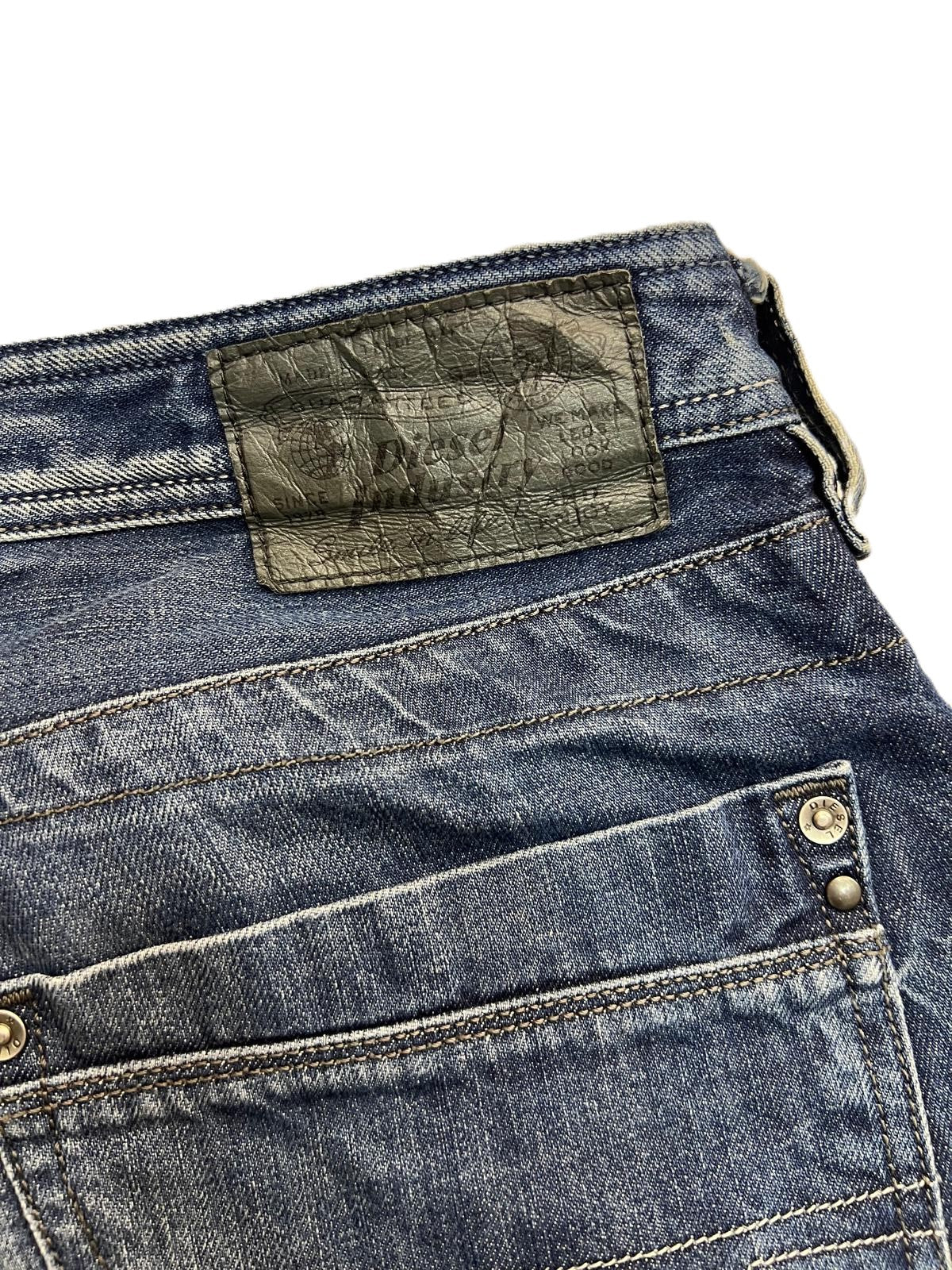 Jeans uomo Diesel Industry Timmen W32 L32, denim blu scuro effetto vissuto - dettaglio etichetta retro in pelle