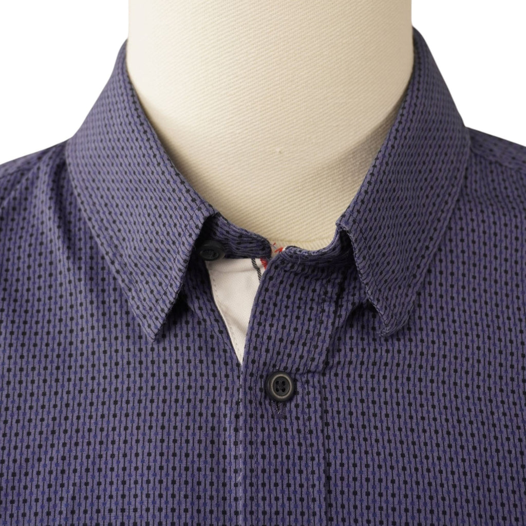 Inquadratura ravvicinata del colletto strutturato e dei primi bottoni della camicia blu Tommy Hilfiger