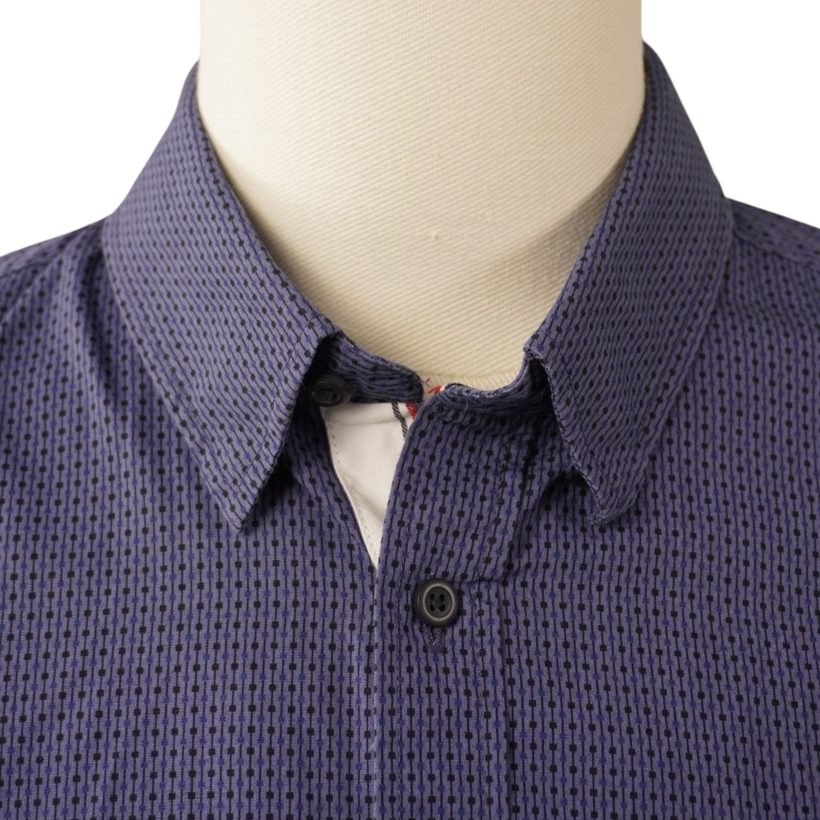 Inquadratura ravvicinata del colletto strutturato e dei primi bottoni della camicia blu Tommy Hilfiger