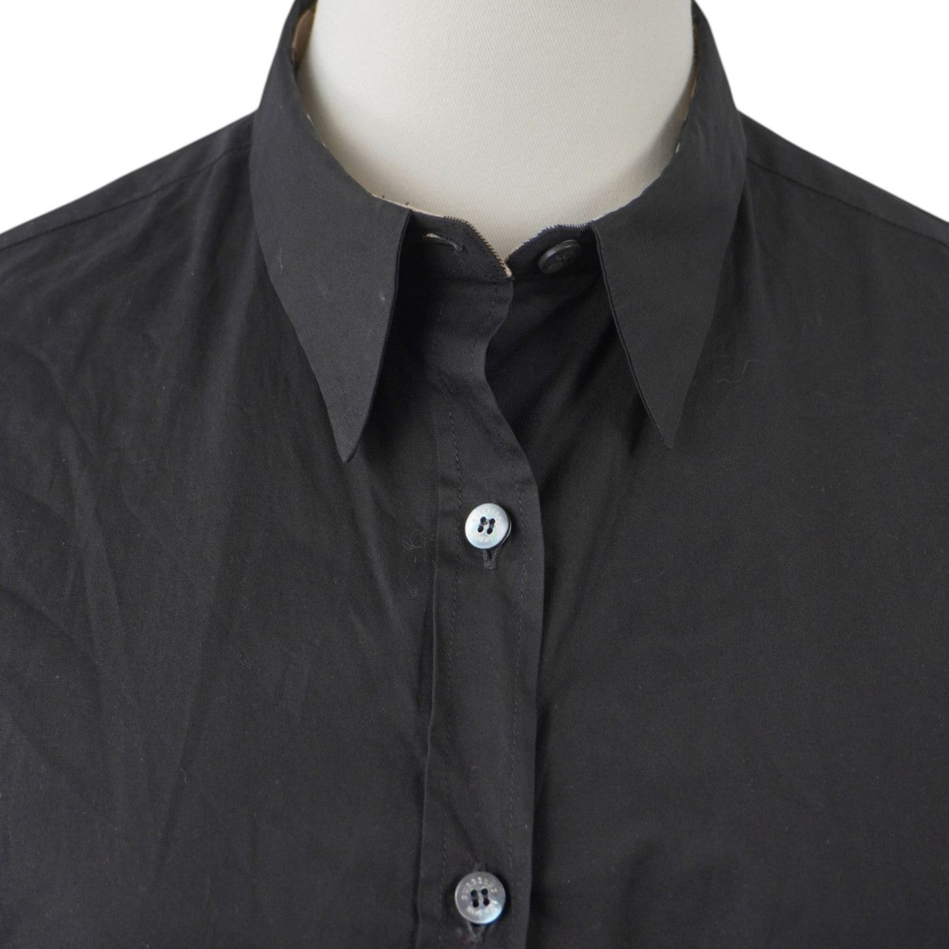  Inquadratura ravvicinata del colletto abbottonato della camicia Burberry che evidenzia le lievi macchie e i segni d'uso segnalati.