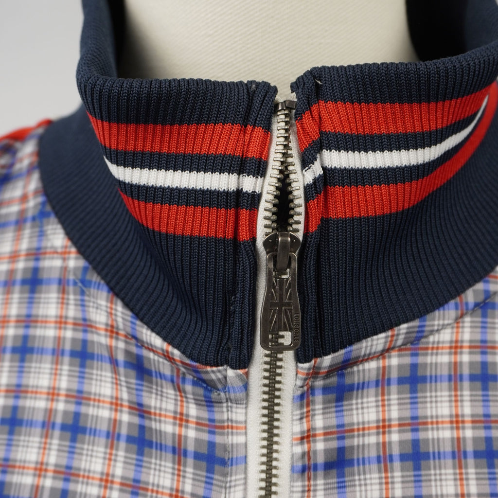 Dettaglio colletto a coste e cursore zip in metallo inciso Lonsdale Union Jack