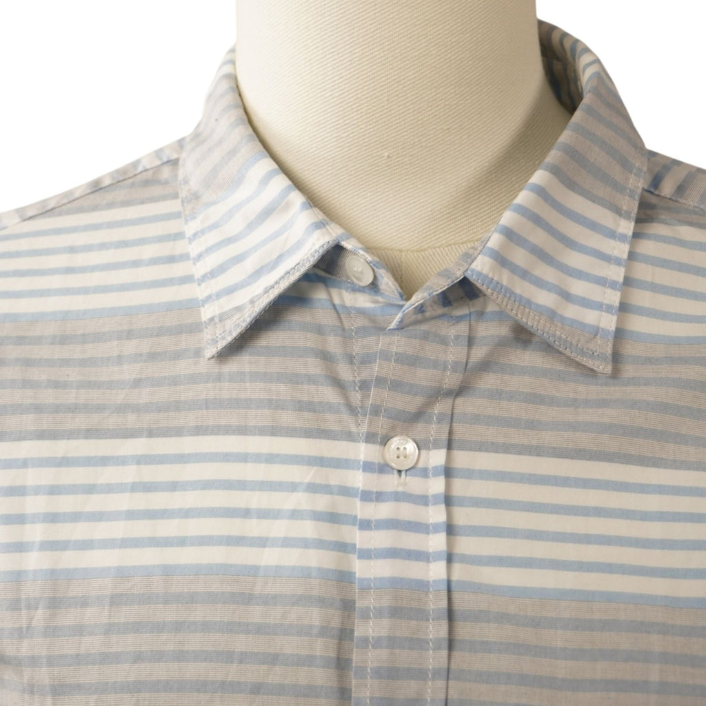 Inquadratura ravvicinata del colletto classico a punta della camicia rigata Burberry Brit