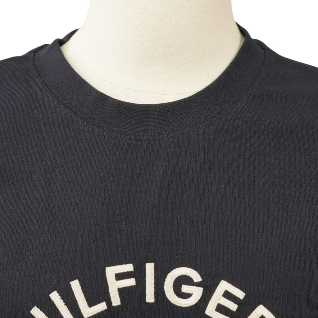 Dettaglio ravvicinato dello scollo a coste elasticizzate della t-shirt blu navy.