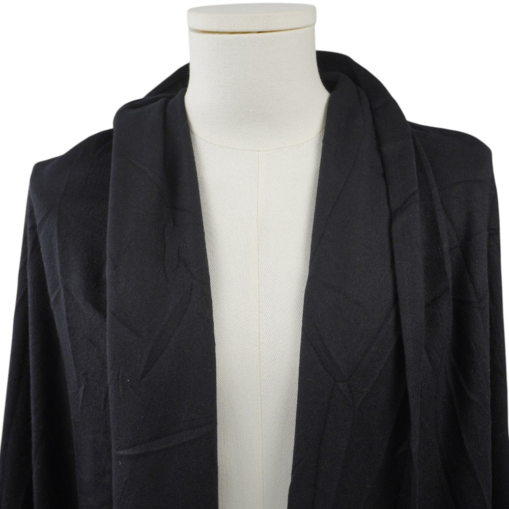 Dettaglio del colletto a scialle e delle spalle del cappotto oversize Christian Dior in misto cashmere nero.