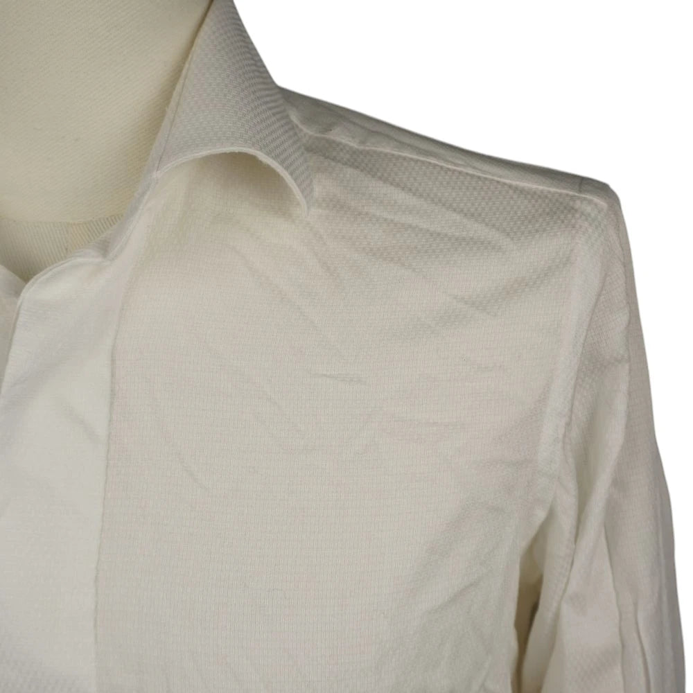Dettaglio ravvicinato del colletto semifrancese e della cucitura dello spallone della camicia in cotone strutturato Dior.