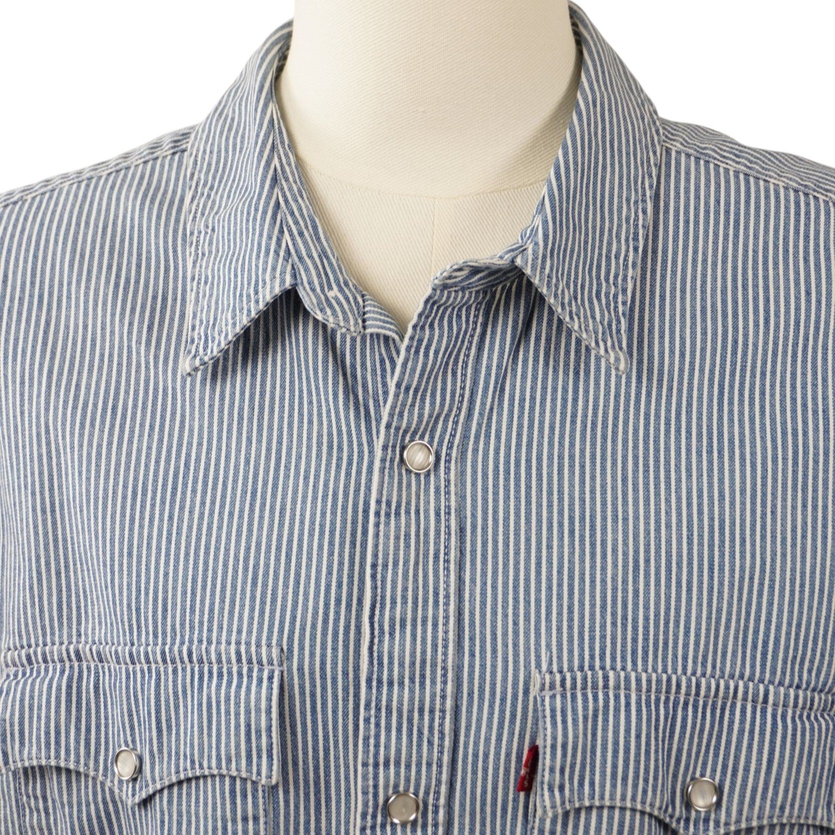 Inquadratura ravvicinata del colletto e dello sprone a punta stile western della camicia Levi's