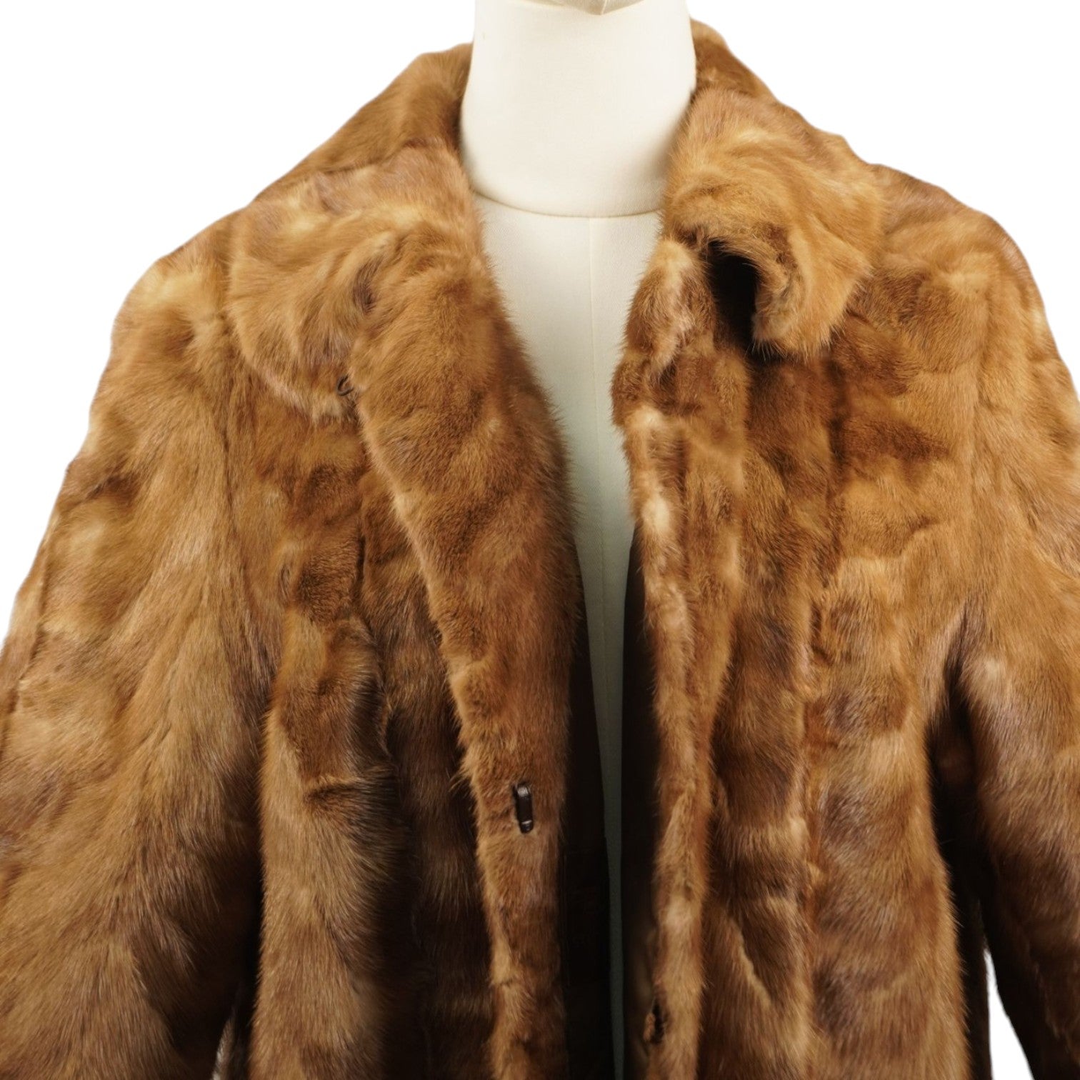 Primo piano della parte superiore del cappotto in visone con focus sul colletto classico e sulle spalle.