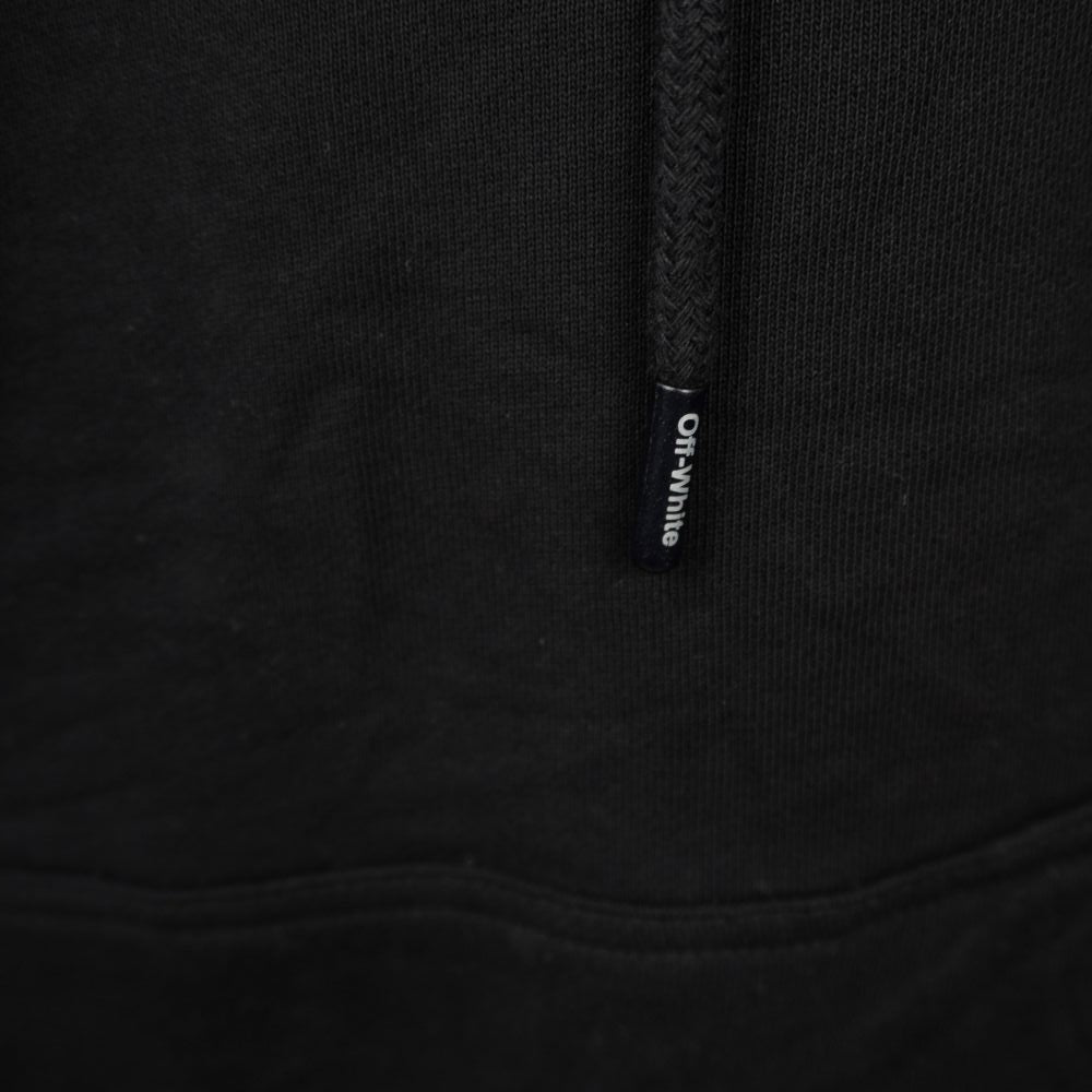 Dettaglio del cordino nero del cappuccio con puntale in metallo logato Off-White