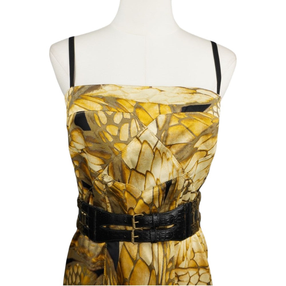 Primo piano del bustier dell'abito Just Cavalli con scollo a fascia, spalline sottili nere e stampa rettile glitterata con cintura prototipo.