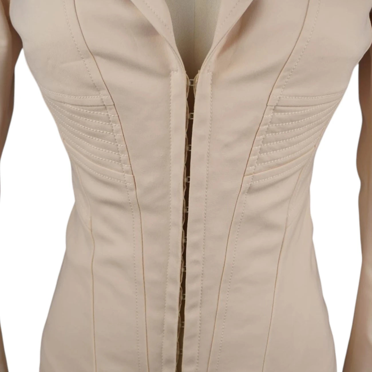Dettaglio ravvicinato della chiusura frontale a gancetti e delle impunture geometriche a raggiera stile corsetto sul blazer Celyn b.