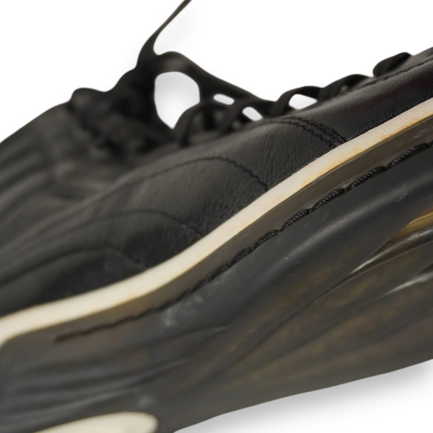 Dettaglio macro cucitura e profilo laterale in gomma bicolore sneaker Puma x Alexander McQueen Scythe Mid
