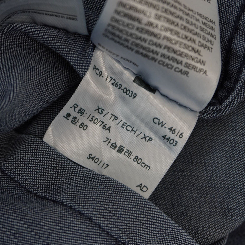 Close-up della finitura delle cuciture interne e della qualità del tessuto denim della camicia Levi's.