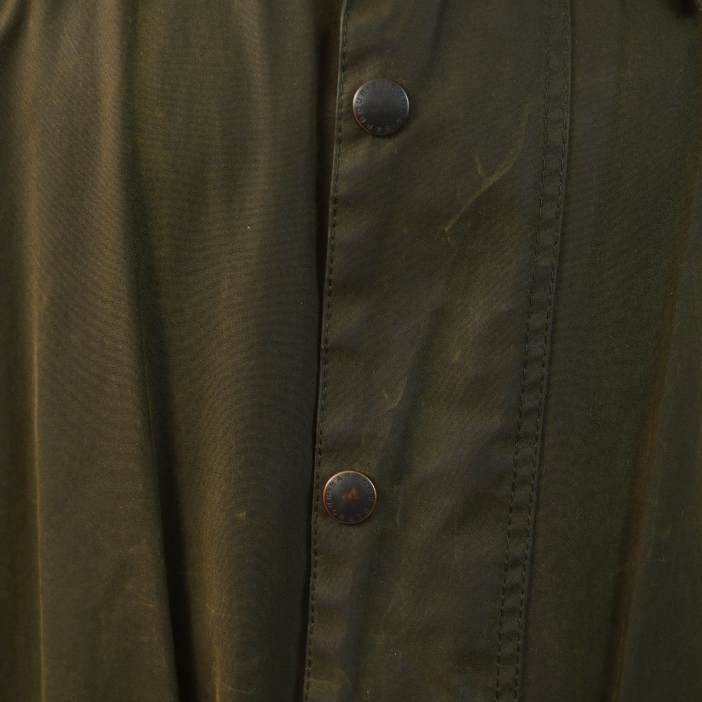 Primo piano ravvicinato della trama del cotone cerato e delle cuciture della giacca Barbour Beaufort per verificarne lo stato di usura.