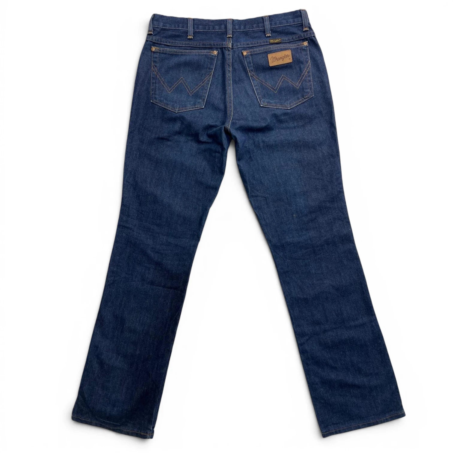 Primo piano dell'etichetta interna Wrangler Broken Twill Denim sulla patta a bottoni