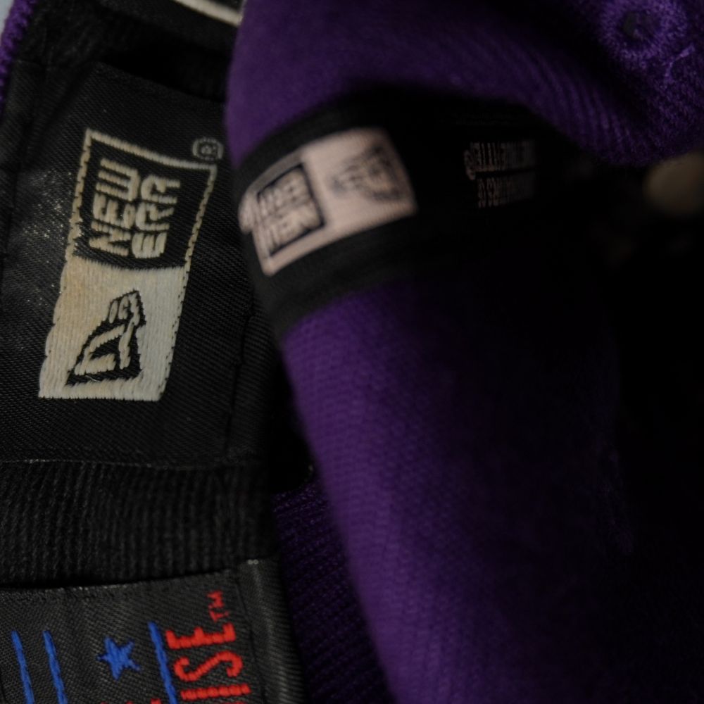 Dettaglio della label interna quadrata in tessuto bianco con il logo New Era e della nastratura nera di rinforzo logata 59FIFTY.