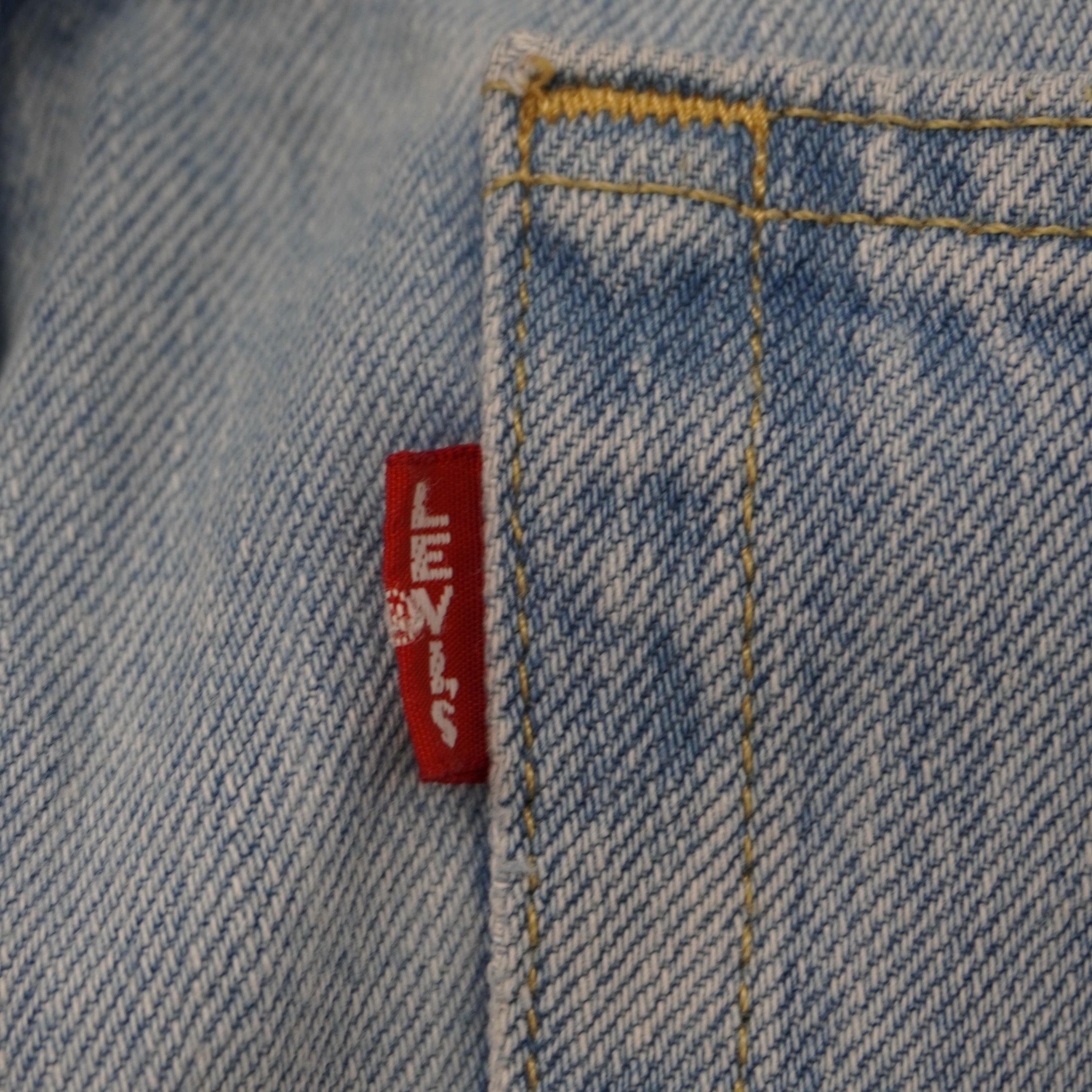 Macro e primo piano ravvicinato dell'etichetta rossa Red Tab originale Levi's Big E cucita sulla tasca