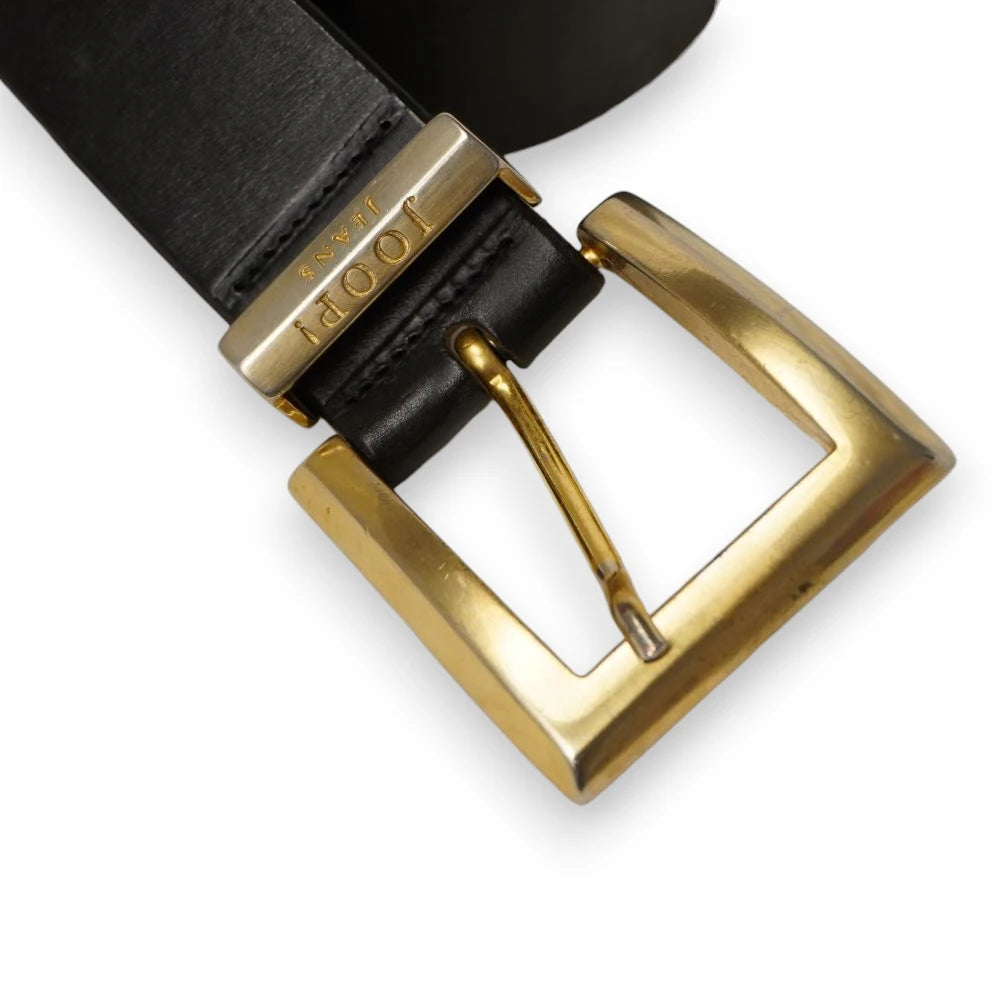 Dettaglio ravvicinato della fibbia ad ardiglione dorata e del passante metallico logato JOOP! JEANS