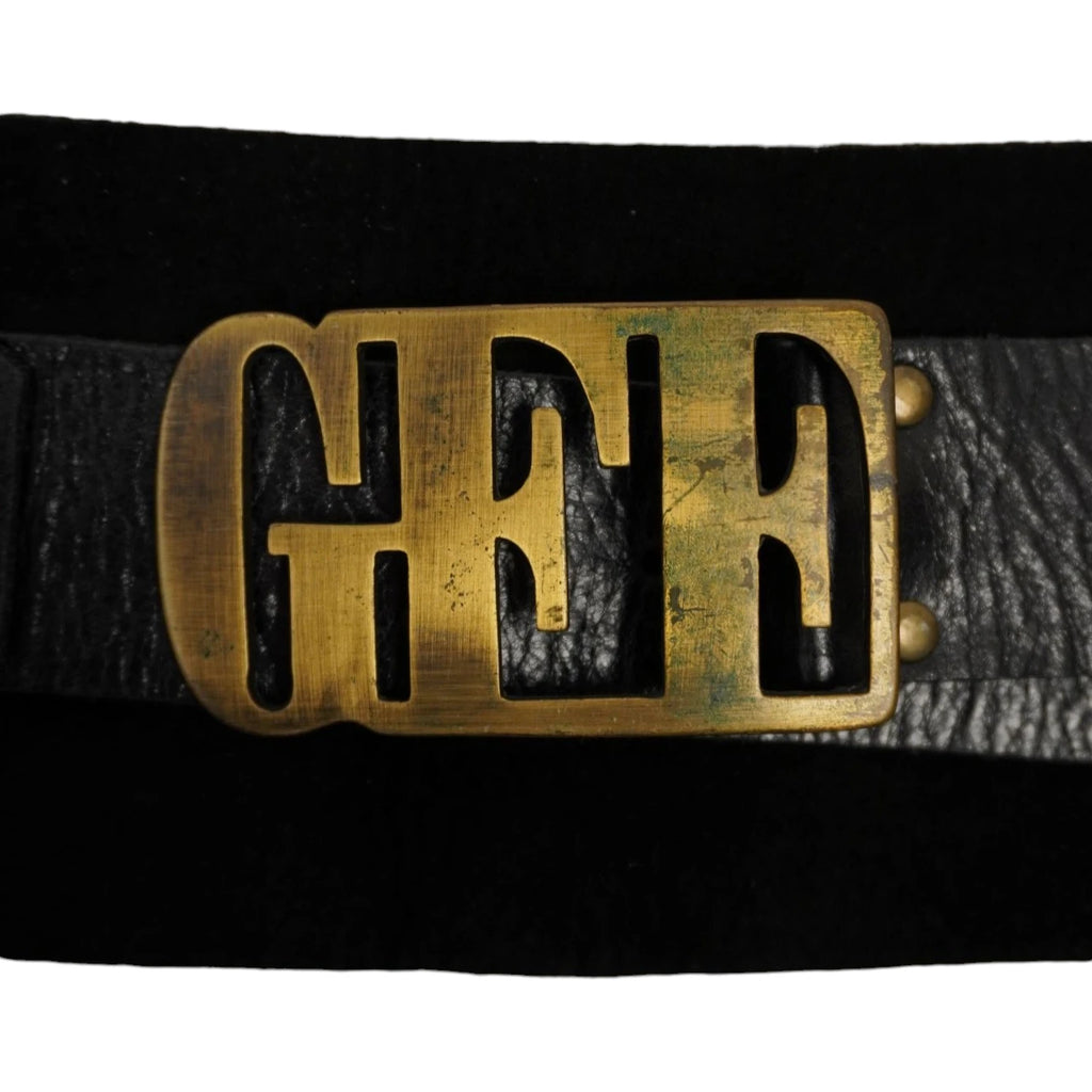 Primo piano della maxi fibbia rettangolare in ottone con monogramma GFF traforato che mostra graffi e segni di usura superficiale sul metallo.