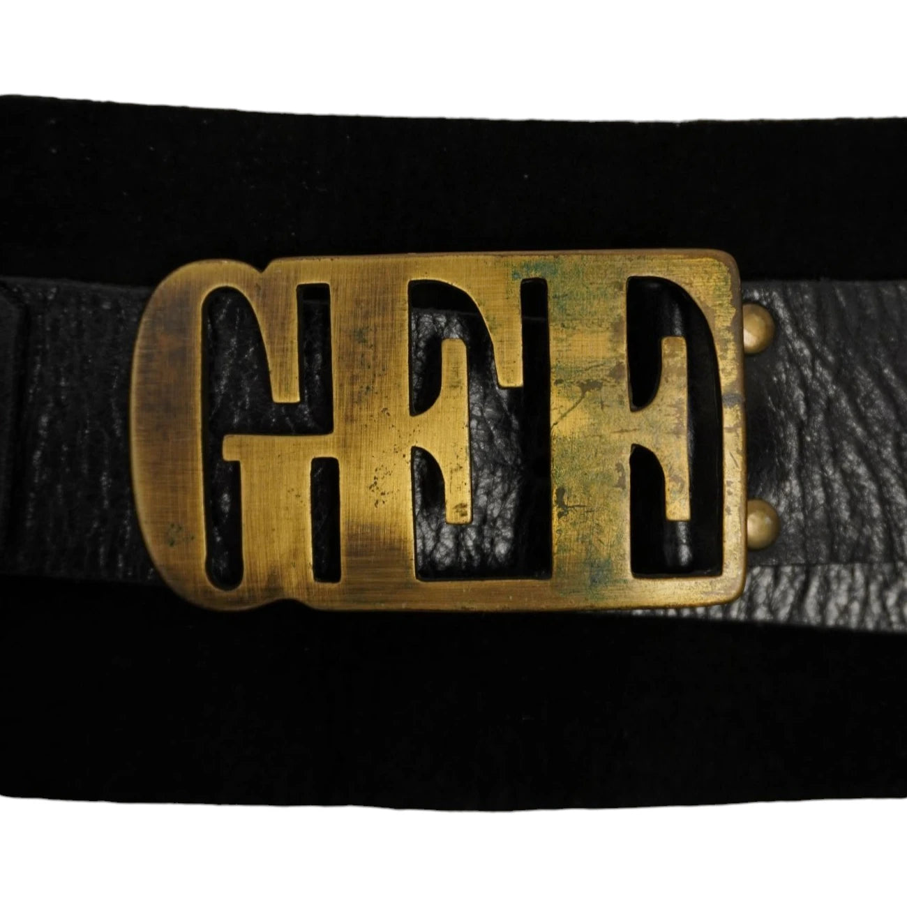  Primo piano della maxi fibbia rettangolare in ottone con monogramma GFF traforato che mostra graffi e segni di usura superficiale sul metallo.