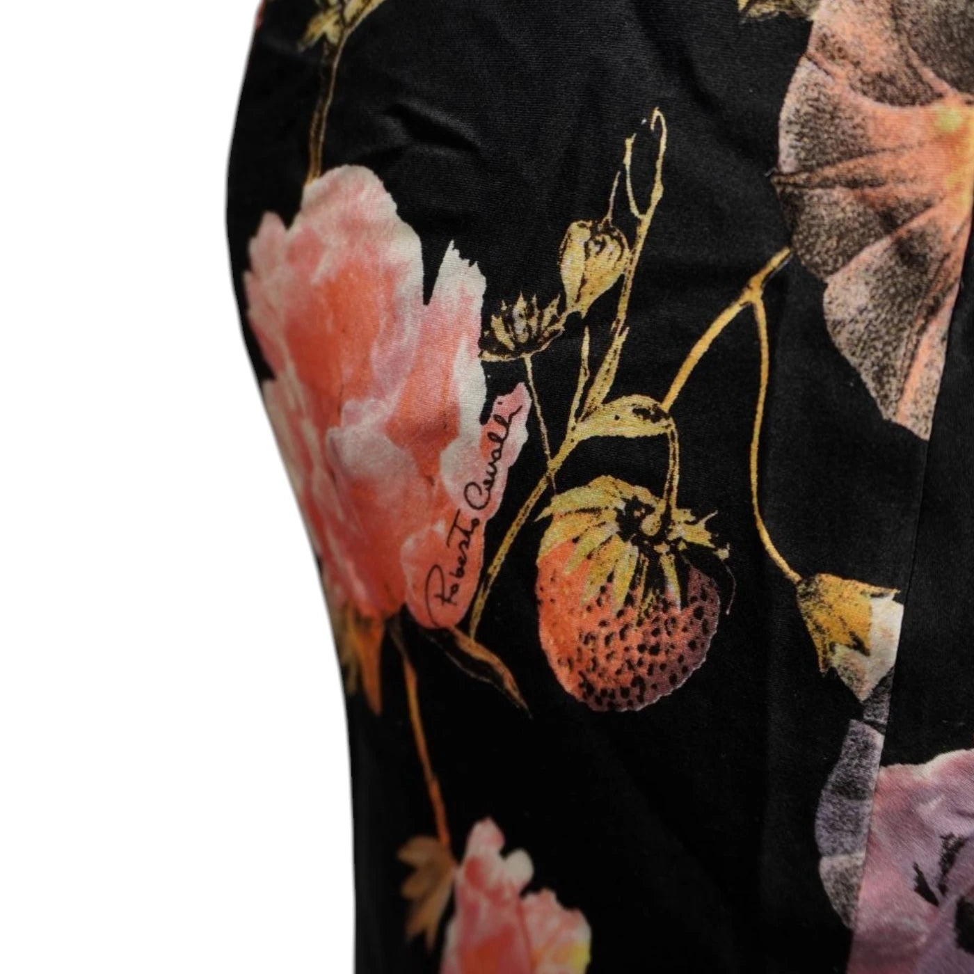 Dettaglio ravvicinato della firma corsiva Roberto Cavalli integrata nella stampa botanica con peonie e fragole selvatiche.