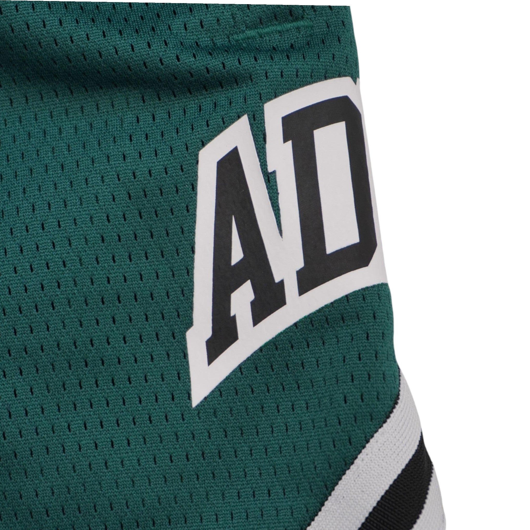 Particolare della maxi scritta "AD" in stile collegiale applicata sulla gamba destra degli shorts in mesh.