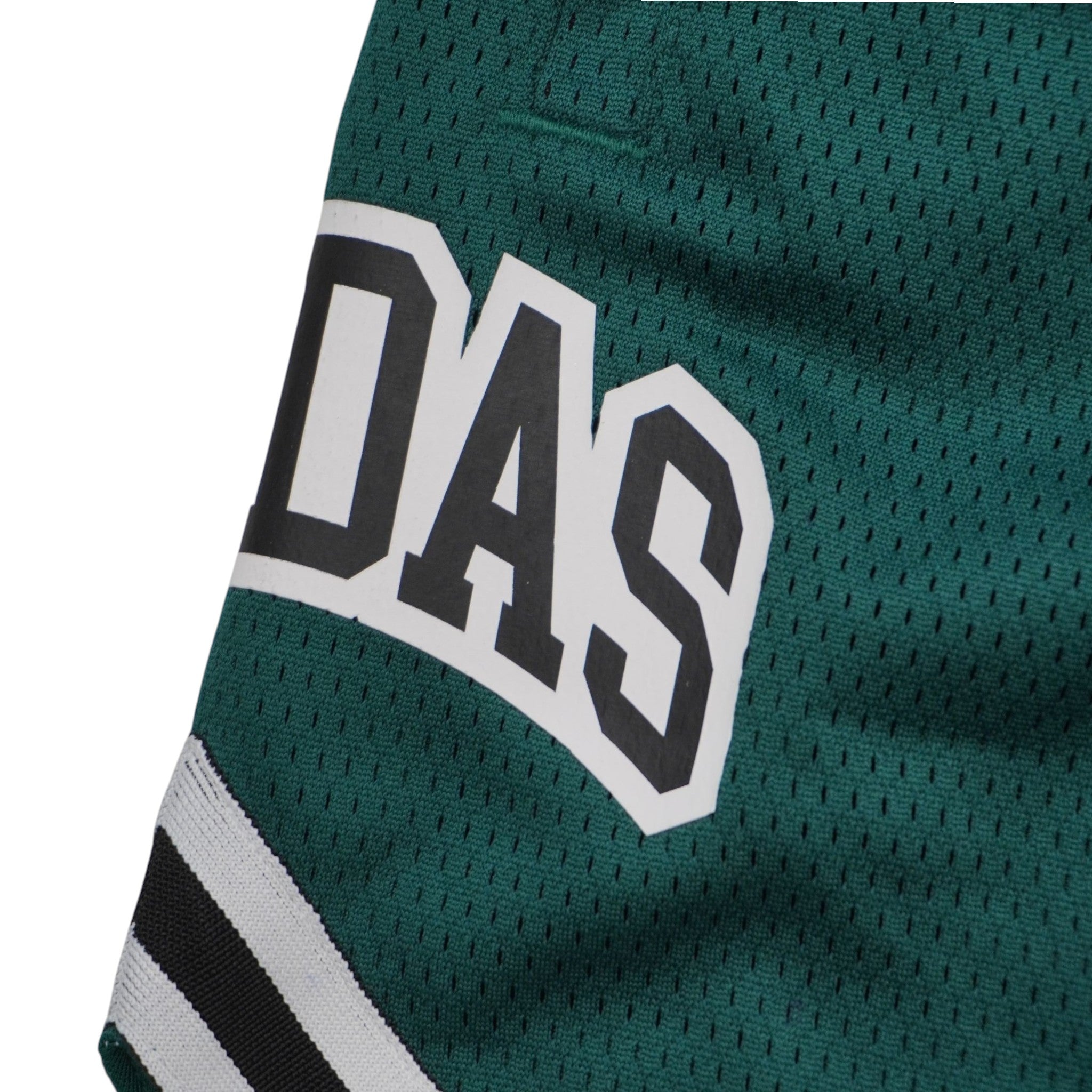 Particolare della maxi scritta "DAS" applicata sulla gamba sinistra, completando il nome del brand adidas.