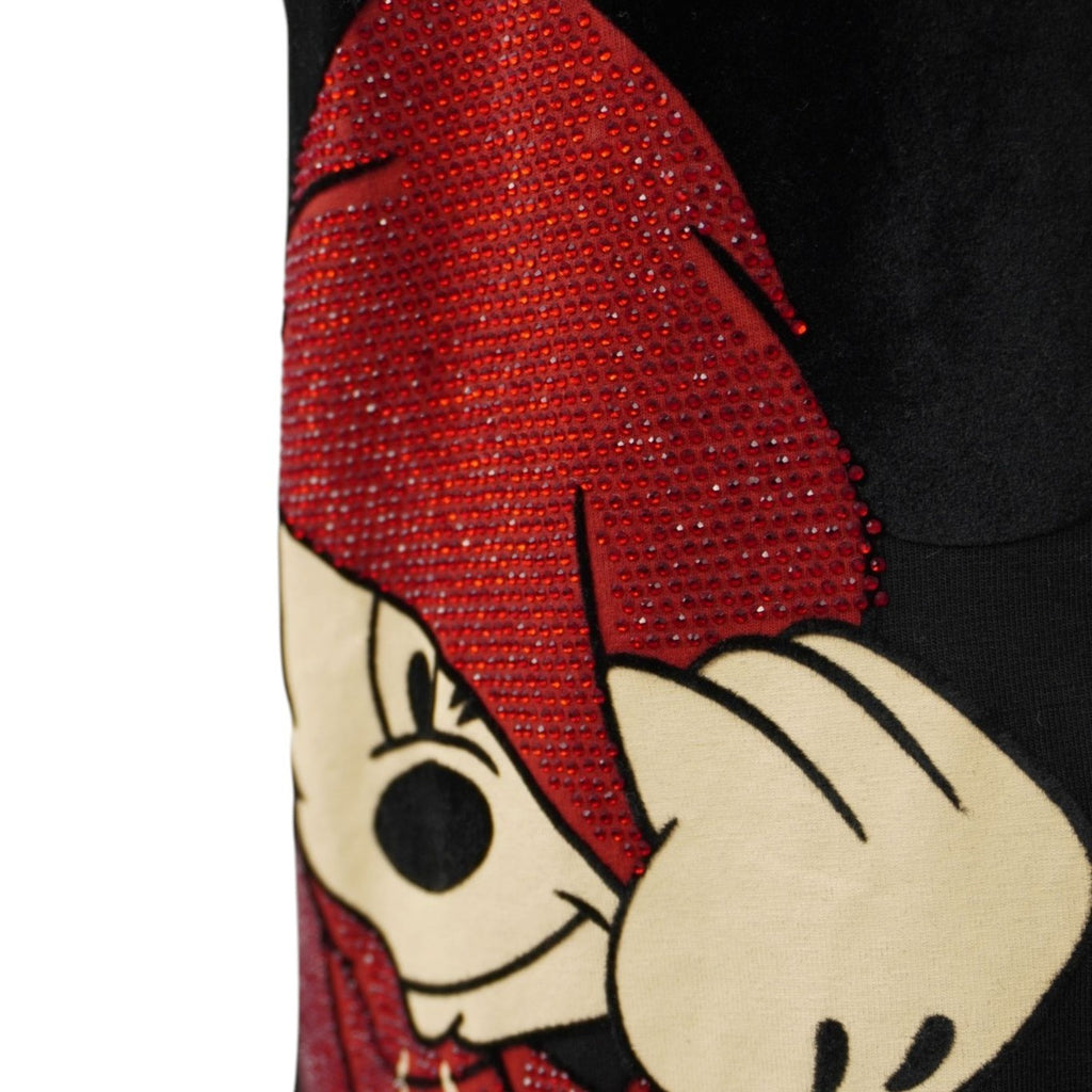 Primo piano ravvicinato della stampa di Mickey Mouse con il dettaglio del cappuccio rosso interamente ricoperto di micro-strass luccicanti.