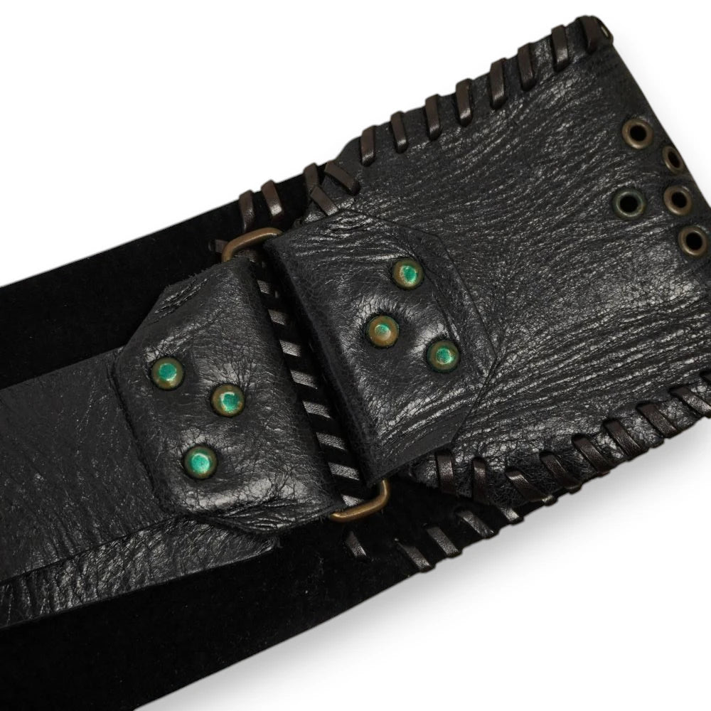  Dettaglio ravvicinato della chiusura asimmetrica della cintura Ferré con passamaneria in pelle intrecciata a mano e tre cabochon verdi incastonati.