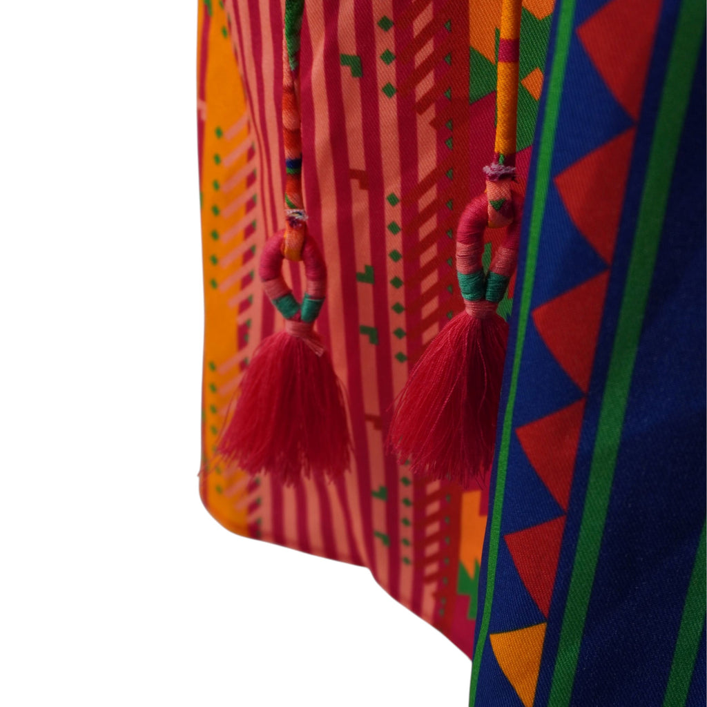  Zoom sui laccetti di chiusura del vestito F**K rifiniti con nappe decorative fucsia.