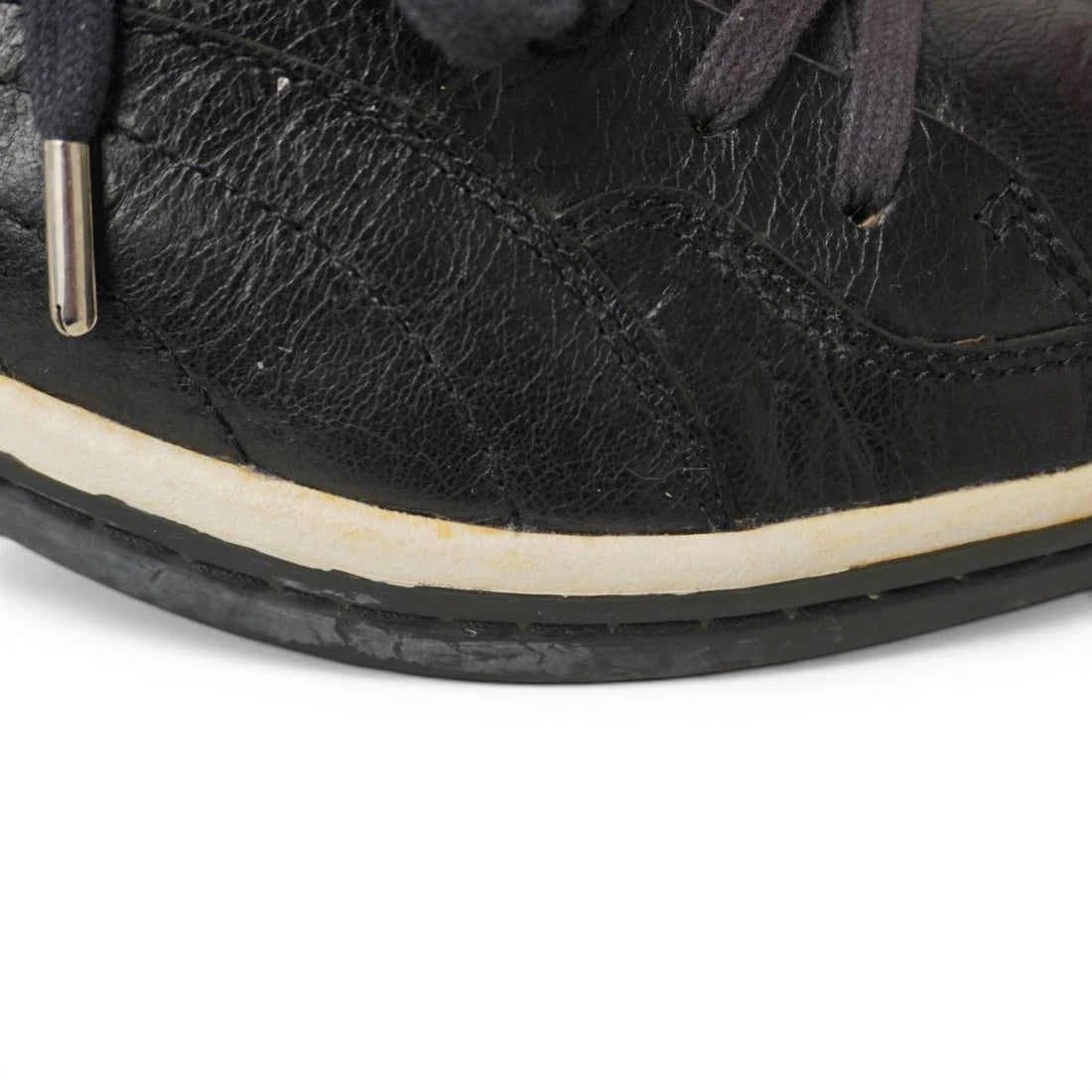 Dettaglio laterale avampiede e profilo intersuola ossidato bicolore sneaker Puma x Alexander McQueen Scythe Mid