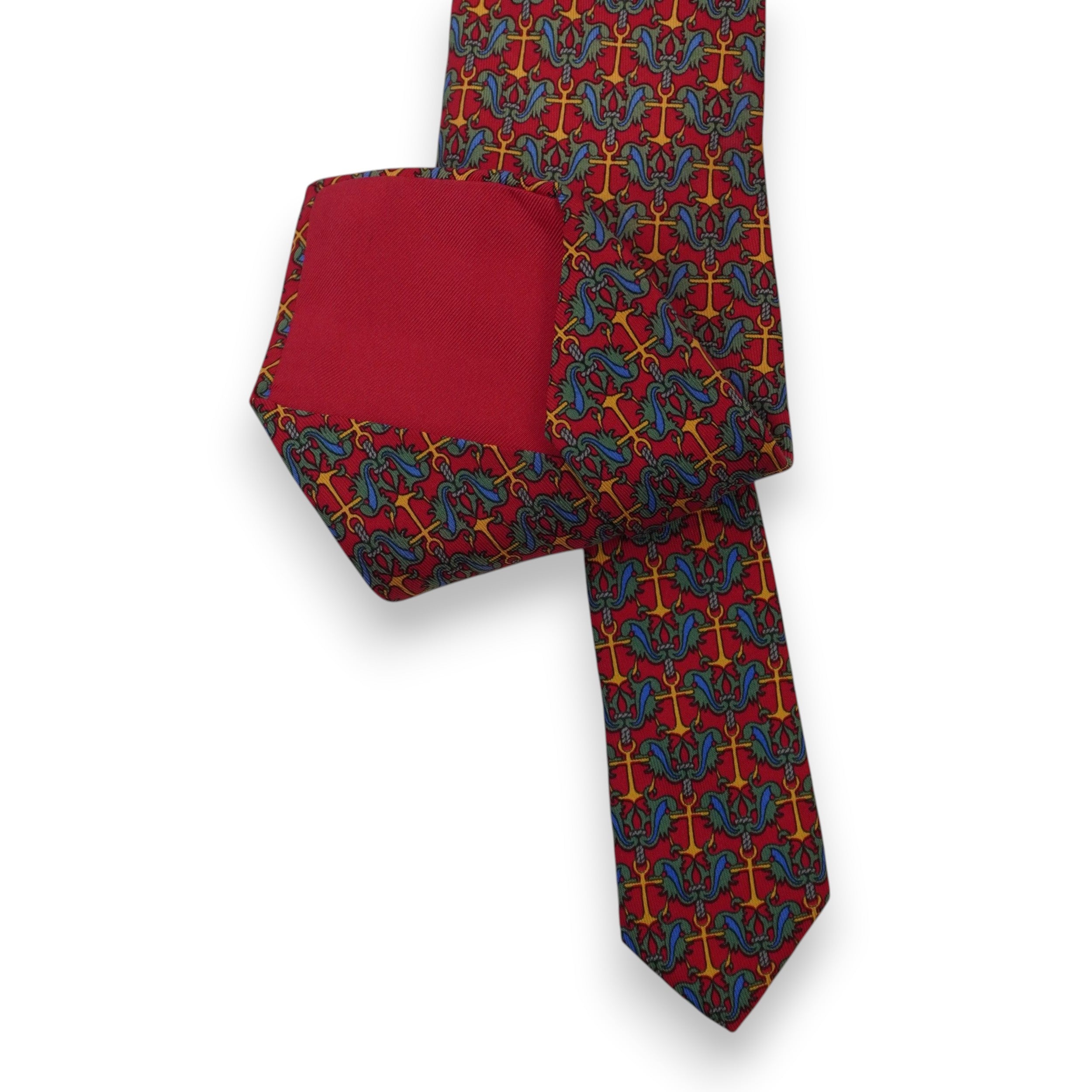 Primo piano del retro delle due pale della cravatta di seta rossa Hermès che evidenzia le finiture pulite e la fodera interna rossa coordinata.
