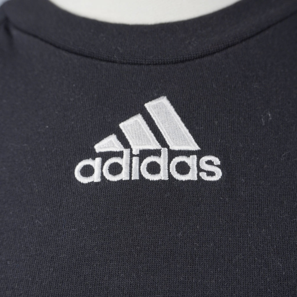 Primo piano del logo Adidas originale vintage degli anni 90 ricamato in bianco sul petto della maglia da allenamento DFB.