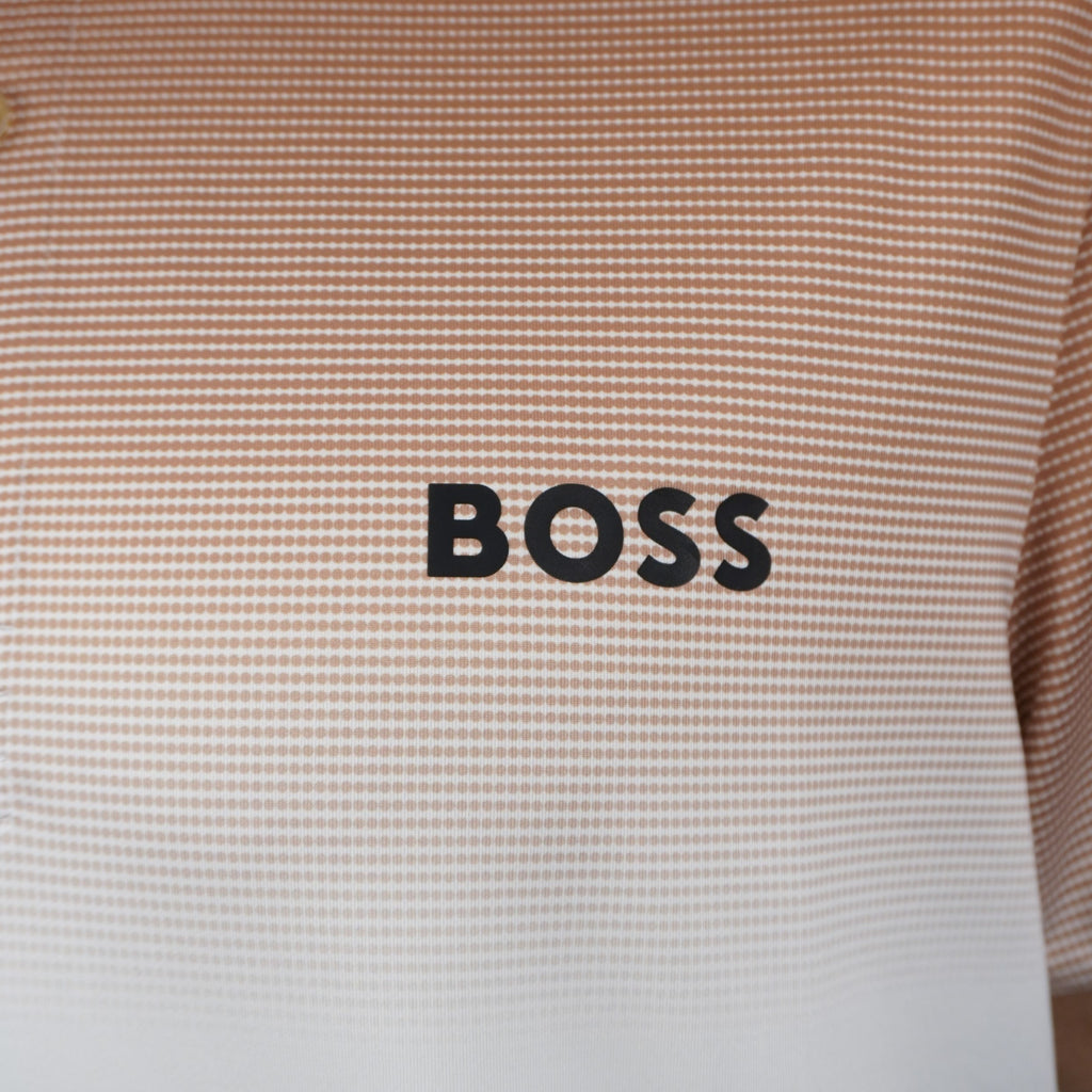 Primo piano del logo nero BOSS termoapplicato sul petto e della trama a micro-righe della polo tecnica Berrettini.