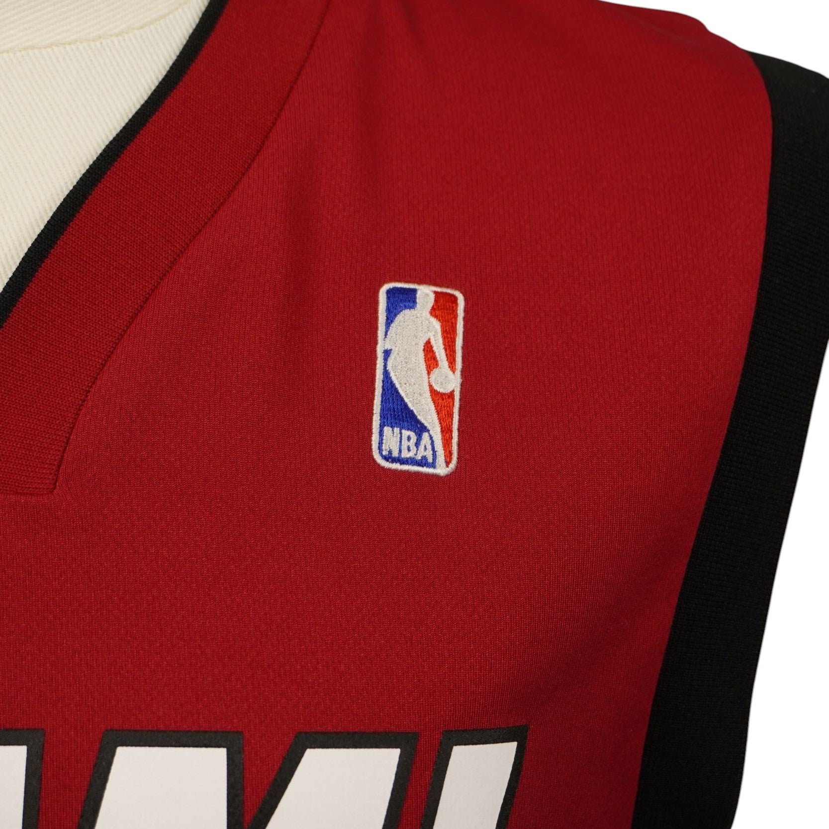  Inquadratura ravvicinata della spalla sinistra della canotta che mostra la patch ufficiale del logo NBA ricamata a colori.